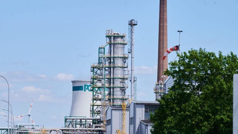 Die Bundesregierung gibt der PCK-Raffinerie im brandenburgischen Schwedt eine Produktionsgarantie für die nächsten Jahre.