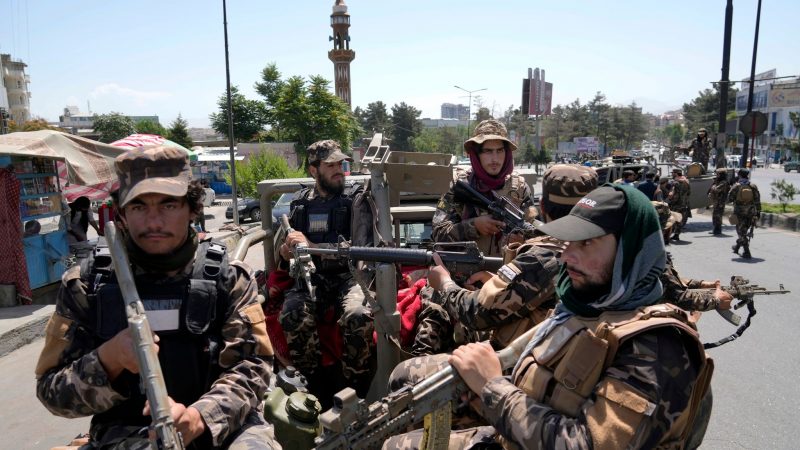 Taliban-Kämpfer halten Wache am Ort einer Explosion.