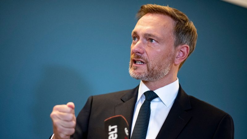 Christian Lindner (FDP), Bundesminister der Finanzen, pocht darauf, dass der Bund die in der Corona-Pandemie ausgesetzte Schuldenbremse wieder einhält.