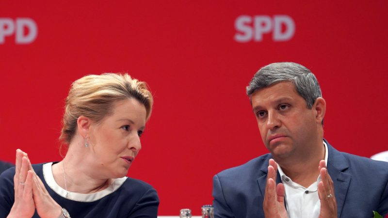 Franziska Giffey (SPD), Regierende Bürgermeisterin von Berlin, und Raed Saleh (SPD), Fraktions- und Landesvorsitzender, sprechen beim Landesparteitag ihrer Partei im Estrel-Hotel.