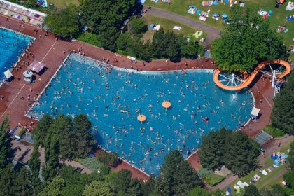 Streit eskaliert: Massenschlägerei in Berliner Freibad