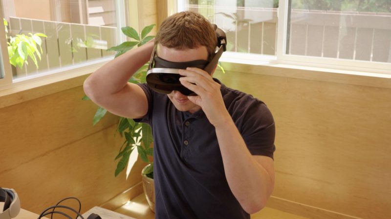 Mark Zuckerberg, CEO von Meta, testet einen Prototyp der neuen VR-Brille «Holocake 2» (undatierte Aufnahme).