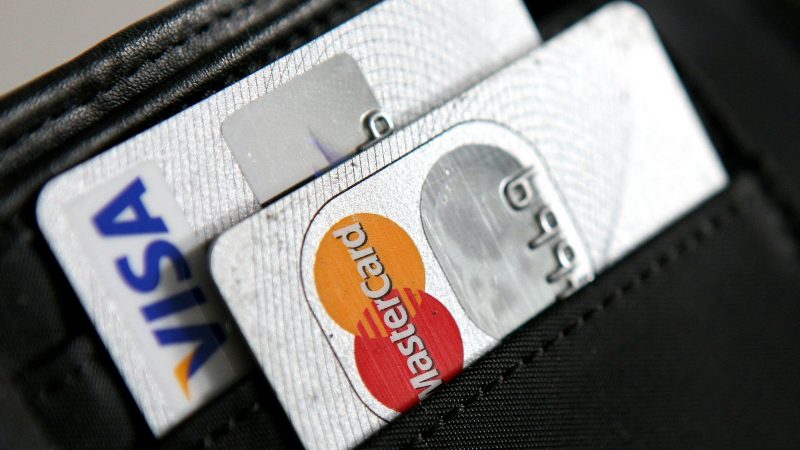 Zwei Kreditkarten von Visa und Mastercard in einer Geldbörse.