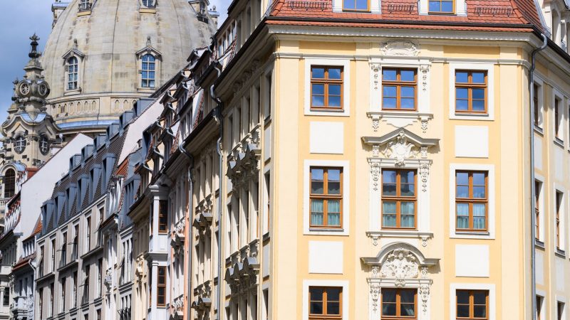 Die Fassaden von Häusern in der Altstadt von Dresden.