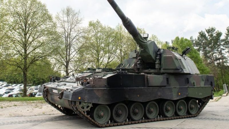 Eine Panzerhaubitze 2000 steht auf dem Gelände der Albkaserne.