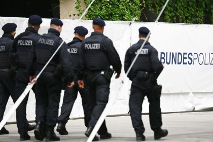 Vor G7-Gipfel: Acht Polizeiautos ausgebrannt