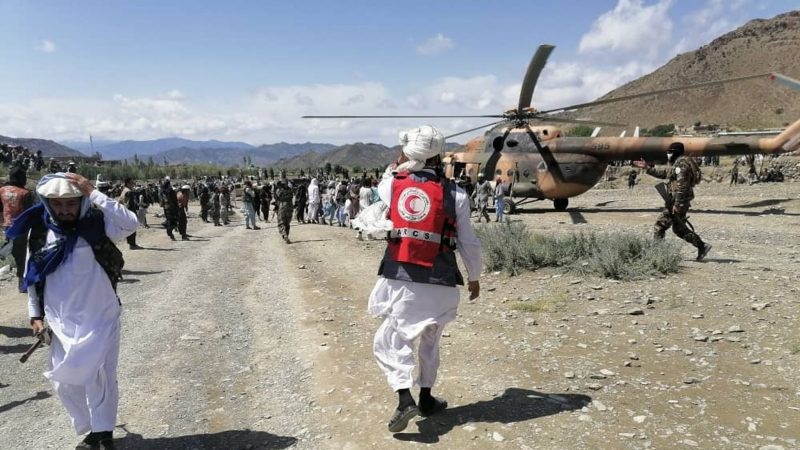 Ein Helfer des Roten Halbmond in der betroffenen Region Paktika. Bei einem heftigen Erdbeben sind zahlreiche Menschen ums Leben gekommen.