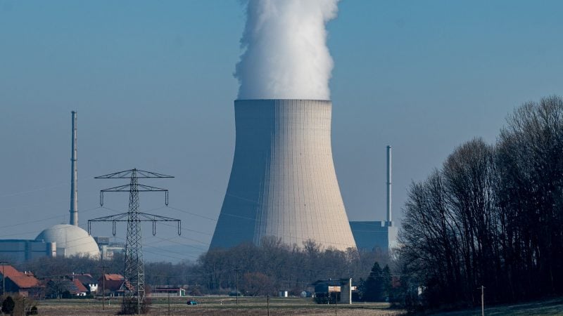 Wasserdampf steigt aus dem Kühlturm des Atomkraftwerks (AKW) Isar 2. Die Folgen des Ukraine-Kriegs heizen die Debatte über mögliche Laufzeitverlängerungen der deutschen Atommeiler immer wieder an.