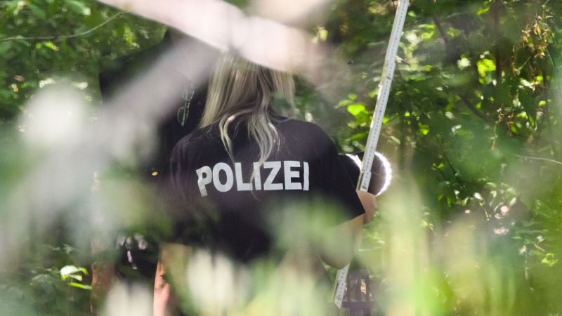 Eine Mitarbeiterin der Spurensicherung am Tatort in Salzgitter.