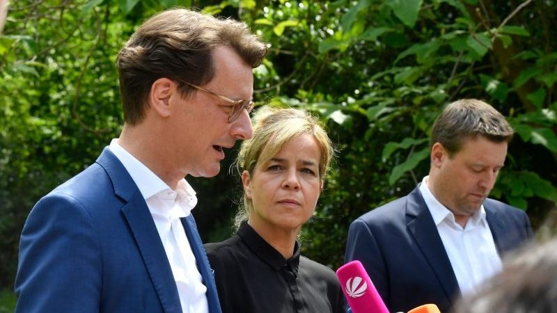Ministerpräsident Hendrik Wüst (CDU) und die Landesvorsitzende von Bündnis 90/Die Grünen, Mona Neubaur, bei einem Presse-Statement.