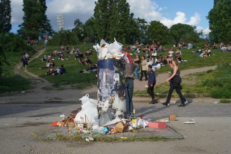 So bald es warm wird und die Leute vermehrt die städtischen Grünanlagen nutzen, steigt auch das Aufkommen von Müll. Dieser Mülleimer im Berliner Mauerpark ist zwar schon groß, aber nicht groß genug.