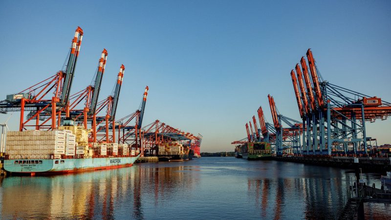 Containerschiffe liegen zur Abfertigung an den Terminals im Hamburger Hafen. Die Gewerkschaft Verdi ruft Beschäftigte der Seehäfen zu einem 24-stündigem Warnstreik auf.