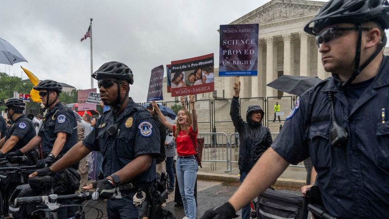 Abtreibungsbefürworter und Abtreibungsgegner protestierten erst kürzlich vor dem Obersten Gerichtshof.