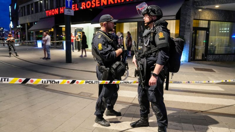 Polizisten bewachen den Tatort vor einem Nachtclub in der norwegischen Hauptstadt Oslo.