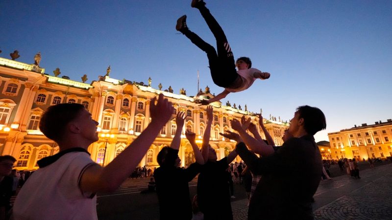 Schulabgänger werfen ihre Freunde auf dem Palastplatz in St. Petersburg in die Höhe, während sie an den Scharlachroten-Segel-Feierlichkeiten teilnehmen, mit denen der Schulabschluss gefeiert wird.
