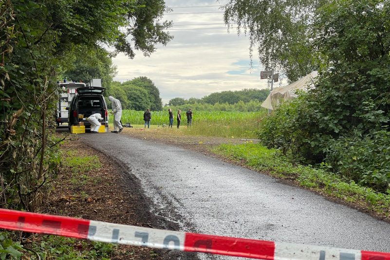 Einsatzkräfte der Spurensicherung am Fundort der Leiche.