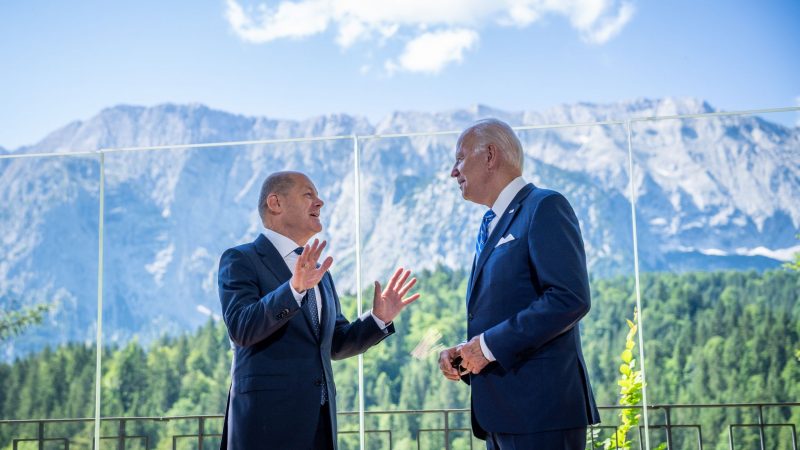Bundeskanzler Olaf Scholz im Gespräch mit US-Präsident Joe Biden beim G7-Treffen in Bayern.