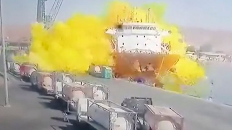 Diese Aufnahme einer Überwachungskamera zeigt eine Chlorgasexplosion, nachdem ein Kran im Hafen von Akaba heruntergefallen war.