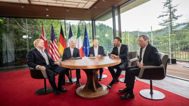 Boris Johnson, Premierminister von Großbritannien, US-Präsident Joe Biden, Bundeskanzler Olaf Scholz (SPD), Emmanuel Macron, Präsident von Frankreich und Mario Draghi, Premierminister von Italien, sitzen bei einem Arbeitsgespräch am letzten Tag des dreitägigen G7-Gipfel zusammen.