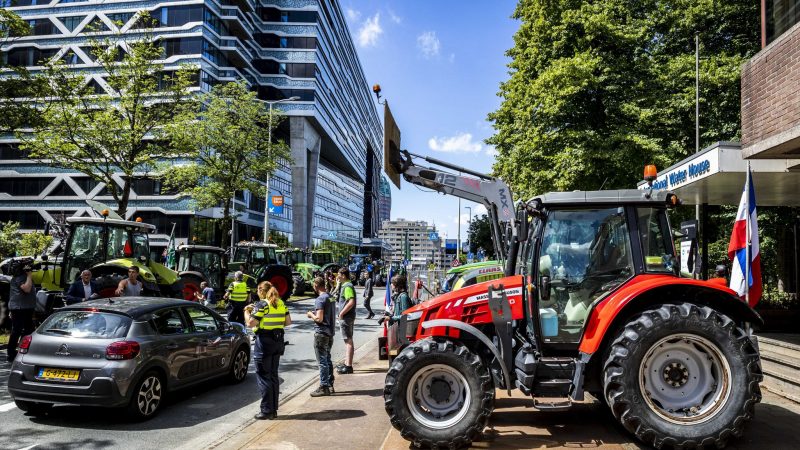 Landwirte demonstrieren mit Traktoren vor dem Repräsentantenhaus in Den Haag, wo Abgeordnete über geplante Umweltauflagen des Kabinetts debattieren.