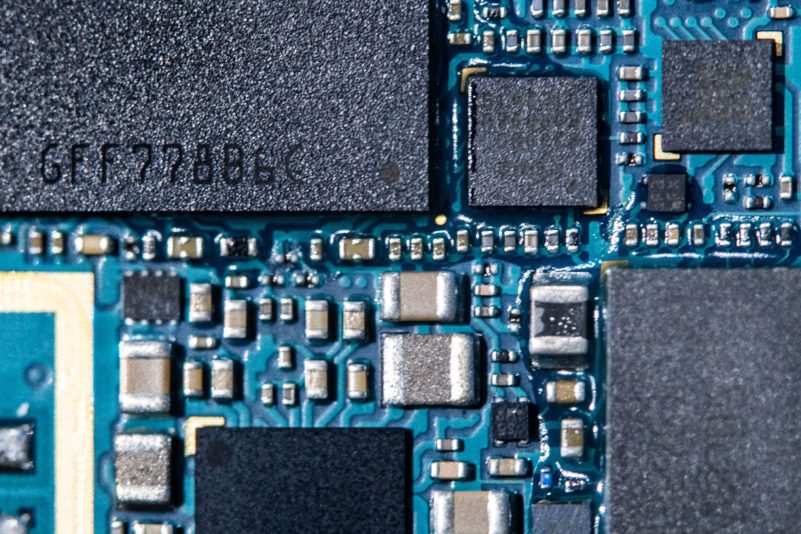 Verbaute Chips in einem geöffneten Smartphone.