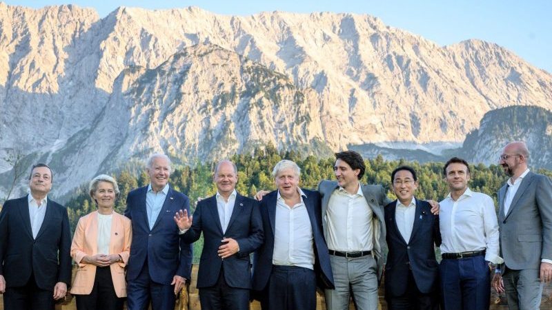 Die am G7-Gipfel teilnehmenden Regierungschefs stellen sich beim G7-Treffen auf Schloss Elmau zu einem informellen Gruppenbild an der «Merkel-Obama» Bank auf.