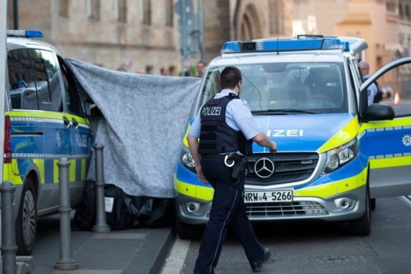 Die Polizei hat den Bereich vor dem Bonner Landgericht abgesperrt.