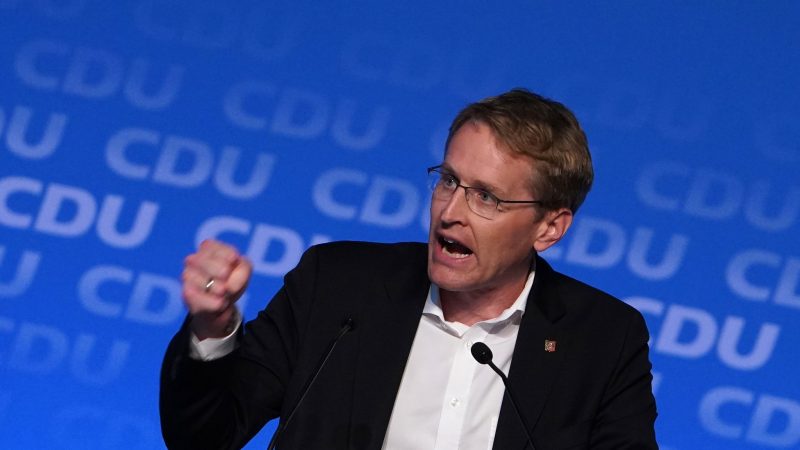 Daniel Günther (CDU), Ministerpräsident von Schleswig-Holsteins, spricht auf dem Landesparteitag der CDU zum Abschluss der Koalitionsverhandlungen in den Holstenhallen.