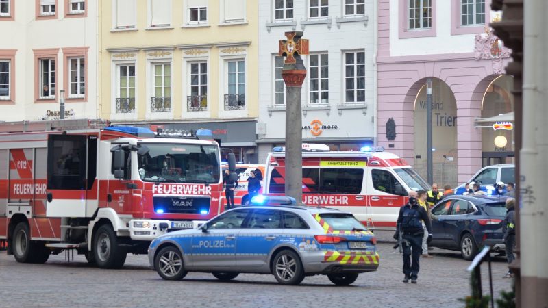 Einsatzkräfte von Polizei und Feuerwehr nahe der Fußgängerzone in Trier im Einsatz, wo ein  Autofahrer mehrere Menschen erfasst und tödlich verletzt hat (2020).