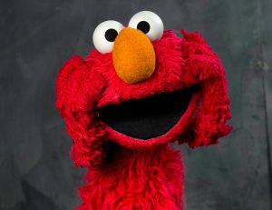 Elmo aus der «Sesamstraße» hat sich gegen Corona impfen lassen.