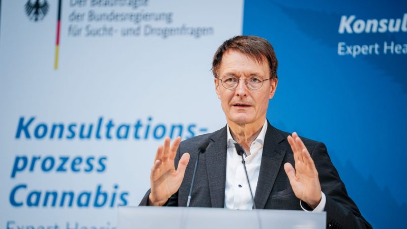 Gesundheitsminister Karl Lauterbach bei der Expertenanhörung zur Vorbereitung der geplanten kontrollierten Abgabe von Cannabis an Erwachsene in Deutschland.