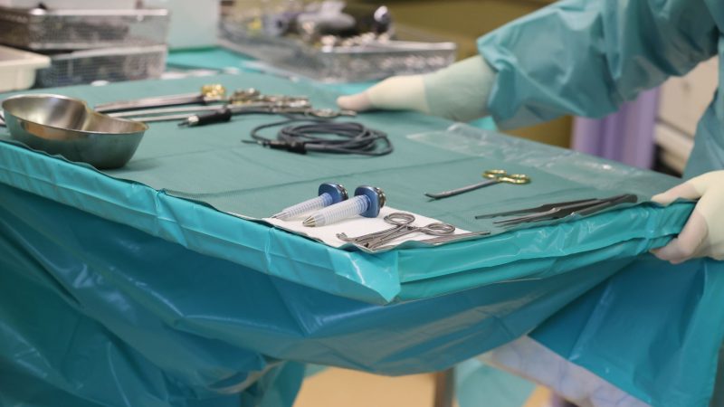 Operationsgegenständen in einem Operationssaal. Die registrierte Zahl der Behandlungsfehler bewegt sich auf einem weitgehend unveränderten Niveau.