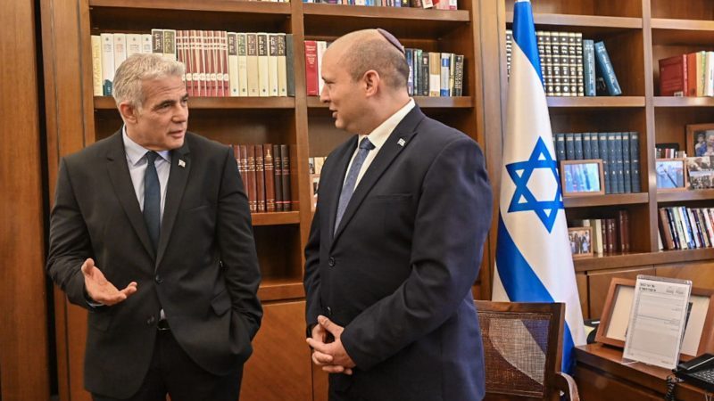 Yair Lapid (l) übernimmt das Amt des Ministerpräsidenten von Naftali Bennett (r).