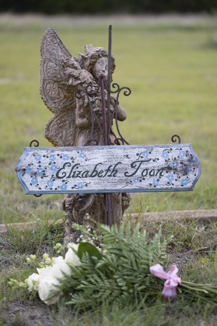 Die letzte Ruhestätte von Sarah Elizabeth Toon auf dem St. Olaf Cemetery in der Nähe von Cranfills Gap, Texas.