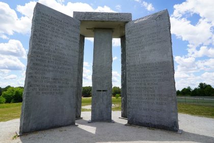Georgia Guidestones durch Explosion beschädigt und abgerissen