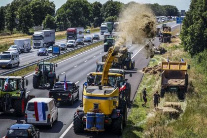 Bauernaufstand: Mit Treckern, Stroh und leeren Supermärkten