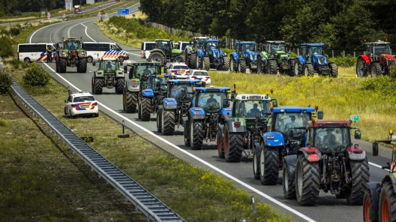 Bauern blockieren mit ihren Traktoren die A67 nahe Eindhoven.