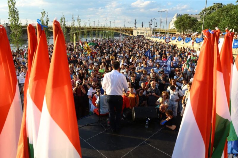 Protestkundgebung nach Ankündigung der Steueränderung in Ungarn. Etwa 450.000 Kleinunternehmen sind von den neuen, höheren Steuern betroffen.