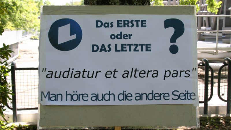 "Man höre auch die andere Seite" steht auf einem Schild bei der Mahnwache vor dem SWR-Funkhaus in Baden-Baden.