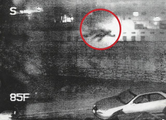 Eine Verkehrskamera in Los Angeles zeigt Luke Coffee, der am 5. November 2006 von einem Auto mit mindestens 95 Kilometer pro Stunde angefahren wurde und etwa sechs Meter in die Luft flog. Der Fahrer beging Fahrerflucht.