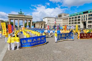 Falun-Dafa-Praktizierende protestieren gegen die Verfolgung ihrer buddhistischen Meditationspraxis in China durch die Kommunistische Partei Chinas. Foto: Epoch Times