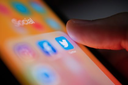Twitter-Debatte: Was haben Fallschirme mit COVID-Impfungen zu tun?