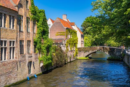 Ein Belgier mit Geige und eines seiner Werke