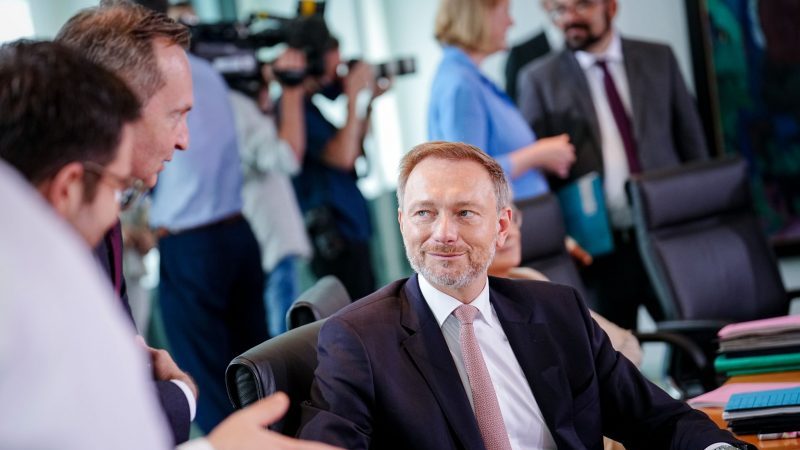 Finanzminister Christian Lindner (FDP) während der Sitzung des Bundeskabinetts im Kanzleramt.