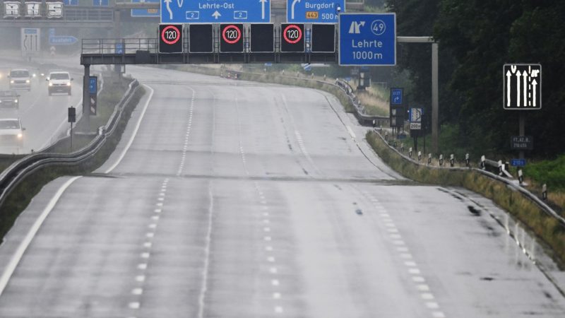 Die Autobahn 2 ist wegen Bauarbeiten bei Hannover seit Donnerstagabend voll in Richtung Berlin gesperrt. Die Sperrung zwischen Hannover-Ost und Peine dauert das ganze Wochenende über bis Montag 18.00 Uhr.