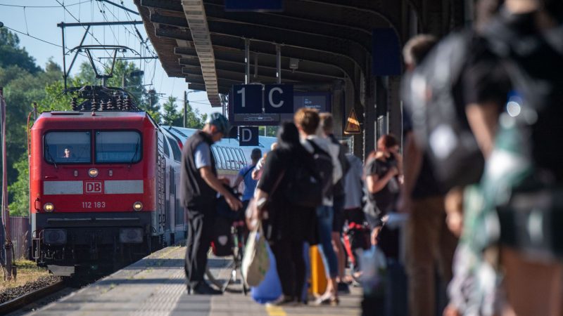 Fahrgäste warten im Bahnhof in Stralsund auf eine Regionalbahn. Das Sommerwetter nutzen viele Urlaubende und Tagesgäste für einen Strandbesuch an der Ostseeküste und nutzen dafür auch das Neun-Euro-Ticket der Bahn. Heute beginnen in Mecklenburg-Vorpommern die Ferien.