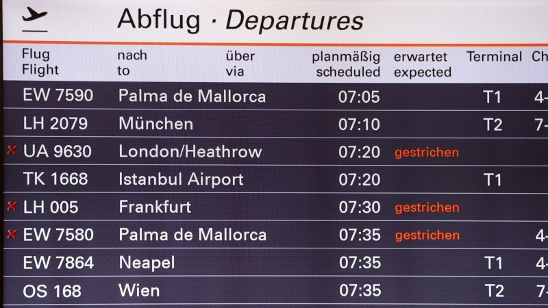 Gestrichene Flüge sind auf einer Anzeigetafel am Hamburger Flughafen zu sehen.