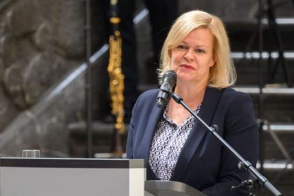 Faeser will mehr Polizeipräsenz gegen Gewalt in Freibädern