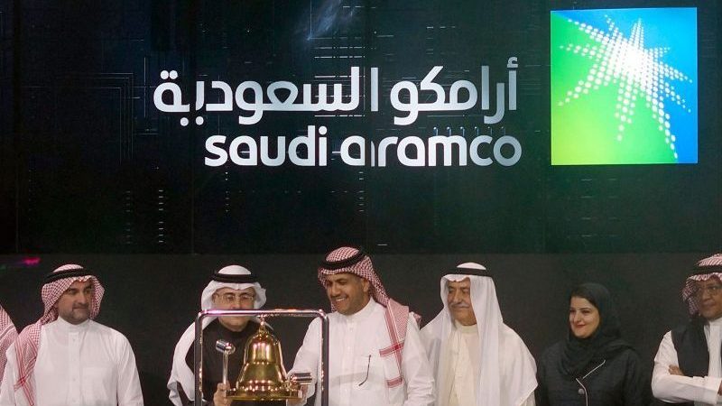 Die staatliche saudi-arabische Ölgesellschaft Aramco und Börsenbeamte feiern während der offiziellen Zeremonie, die das Debüt des Börsengangs (IPO) von Aramco an der Börse von Riad markiert.