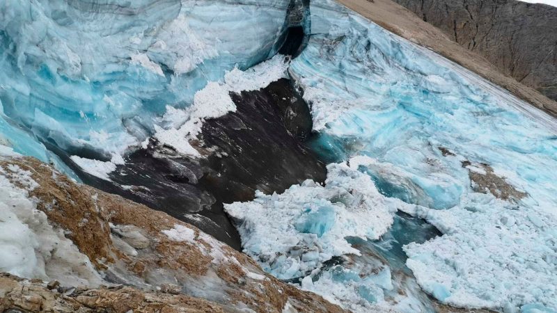 Der Gletscher in der Marmolada-Kette in den italienischen Alpen, von dem am Sonntag ein großes Stück abgebrochen ist.
